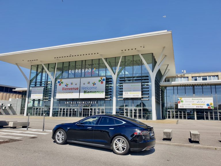 Open Energies - Voiture devant Eurexpo